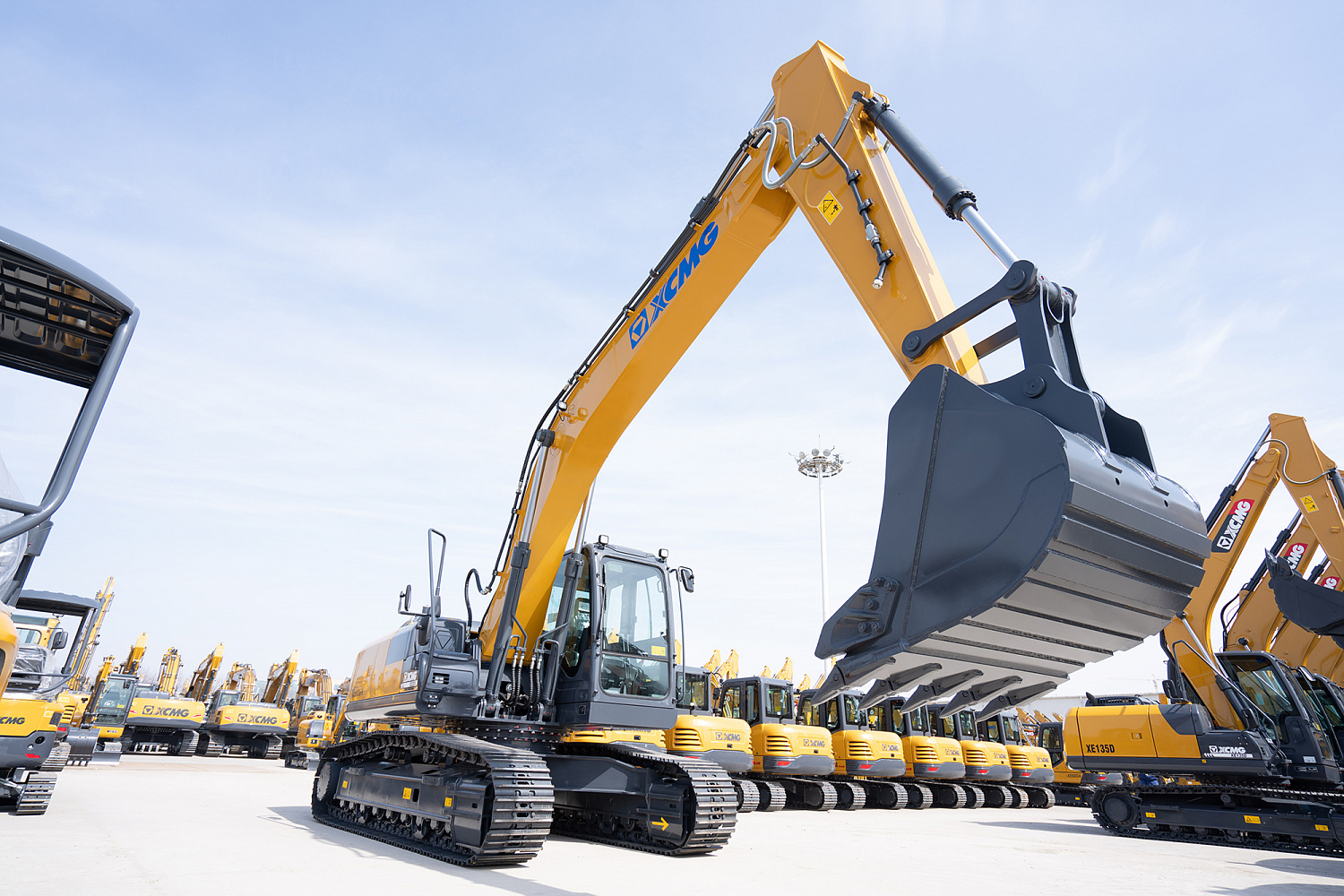 Гусеничный экскаватор XCMG XE225DN